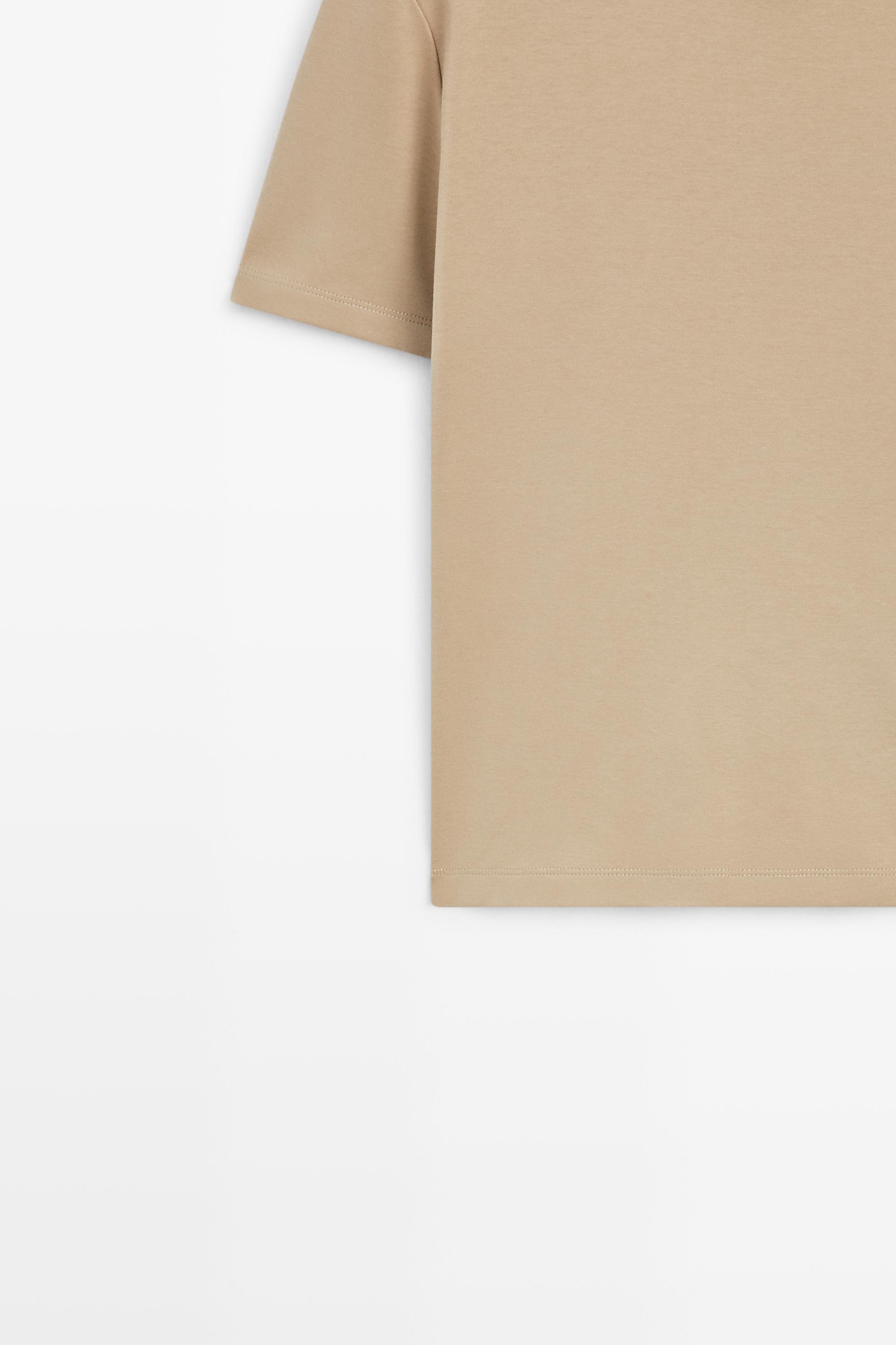 Regular fit short sleeve T-shirt.